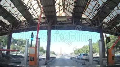 时间推移视频从一个导体的角度<strong>跨越</strong>25德阿布里尔桥在里斯本，葡萄牙-2019年10月05日。